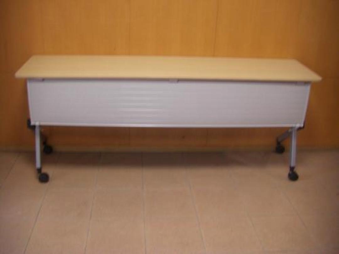 【新古品】イトーキ　サイドスタックテーブル　ナチュラル　　幕板付　W1800なので広くご利用いただけます！大阪の中古オフィス家具のことなら、大阪西梅田店　オフィスバスターズ！！
                                    新古品
            