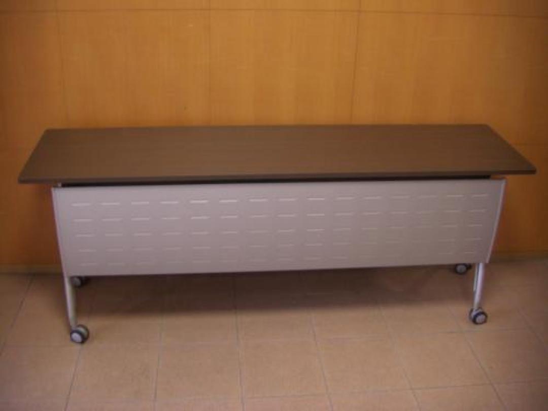 【新古品】イトーキ　サイドスタックテーブル　ローズ色（木目調）　　幕板付　W1800なので広くご利用いただけます！大阪の中古オフィス家具なら、オフィスバスターズ！
                                    新古品
            