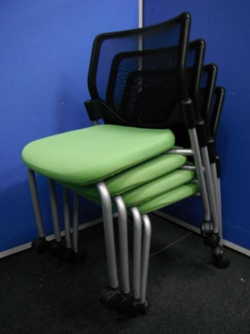 【キャスター付メッシュスタックチェア】【信頼のオカムラ製エアリーチェア（背：メッシュ）】テーブル用チェアとしていかがですか？【会議チェア】
                                    中古
            