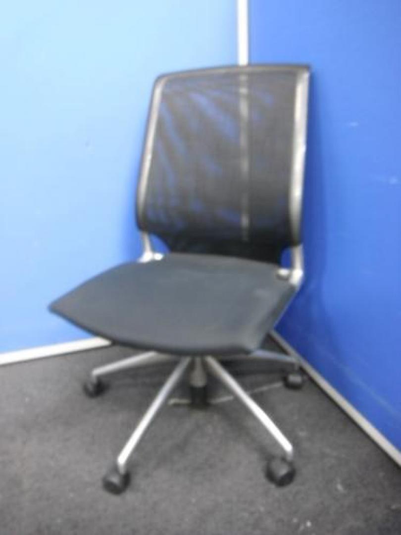 ヴィトラ（vitra.)のメダチェア肘無しが入荷。現品限りの商品です。※ミーティングチェアだから、上下昇降機能は付いていません。【会議チェア】
                                    中古
            