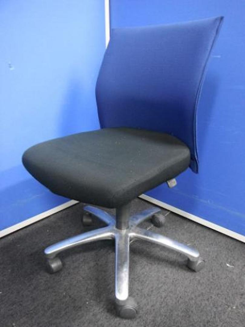 ■状態良好■コクヨ製エクサージュチェア肘無しが入荷。快適性を追求したオフィスワーカーの為のチェアです。大人気チェア！【OAチェア】
                                    中古
            
