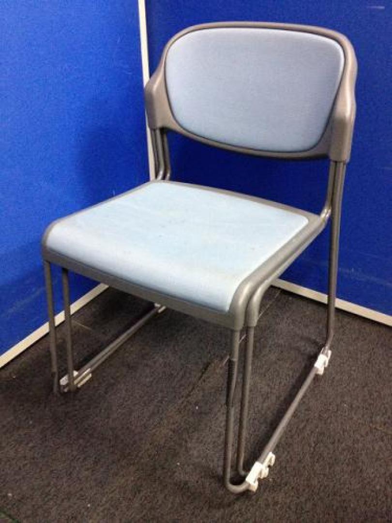 スタッキング（積み重ね可能）チェアが入荷。お求め安い価格でご提供します。【会議チェア】
                                    中古
            