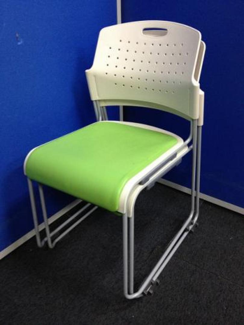 スタッキングチェア（積み重ね可能）が入荷。グリーン色は人気色。【会議チェア】
                                    中古
            