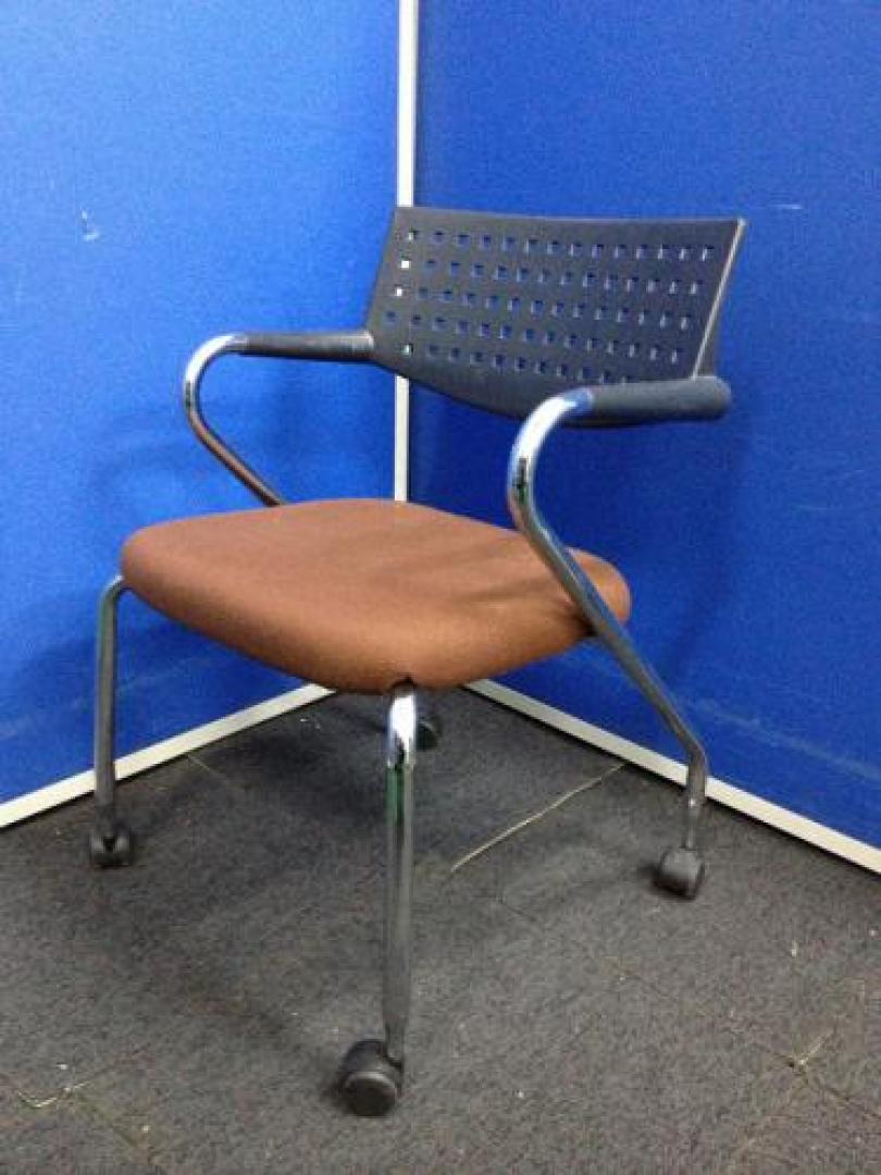 ノーブランドのミーティングチェアが入荷。キャスター付きだから、移動しやすい。【会議チェア】
                                    中古
            