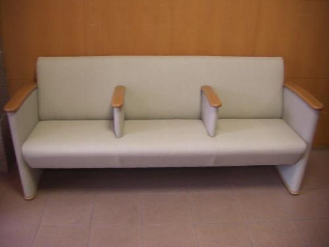 【新古品】イトーキ製　3人掛けソファー　33万円の商品が、この価格！御社の待合、エントランスにどうぞ！！
                                    新古品
            