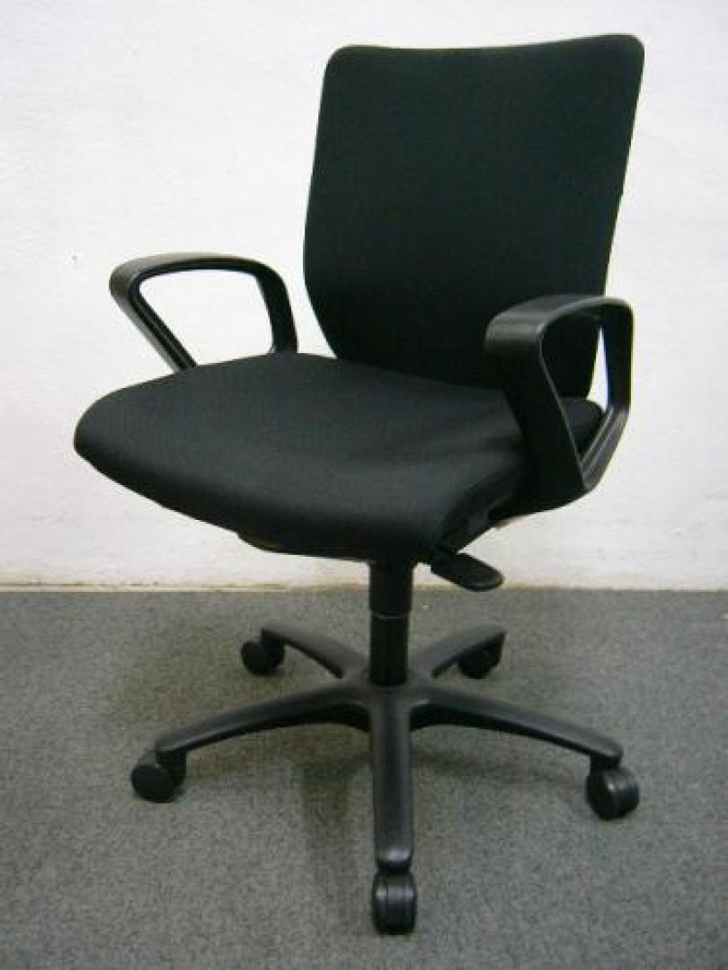 アドフィットチェア 中古 オカムラ オフィスチェア 中古オフィス家具 クッション ブラック 肘付 中古】アドフィットチェア オカムラ/okamura 肘付ローバックチェア