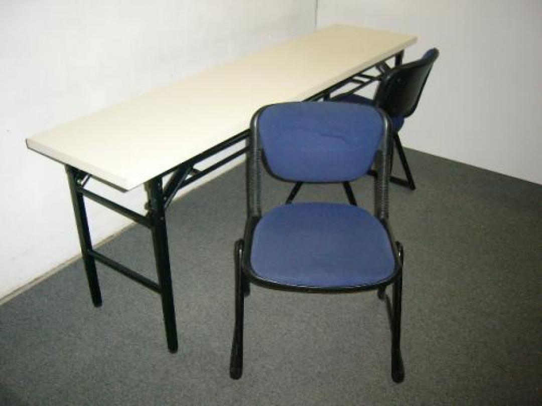 【テーブルとイスのセット商品です】■イトーキ製のバーﾃﾌﾞﾗチェアと折畳みテーブル　■合計5250円　■数量：1セット　【会議チェア】
                                    中古
            