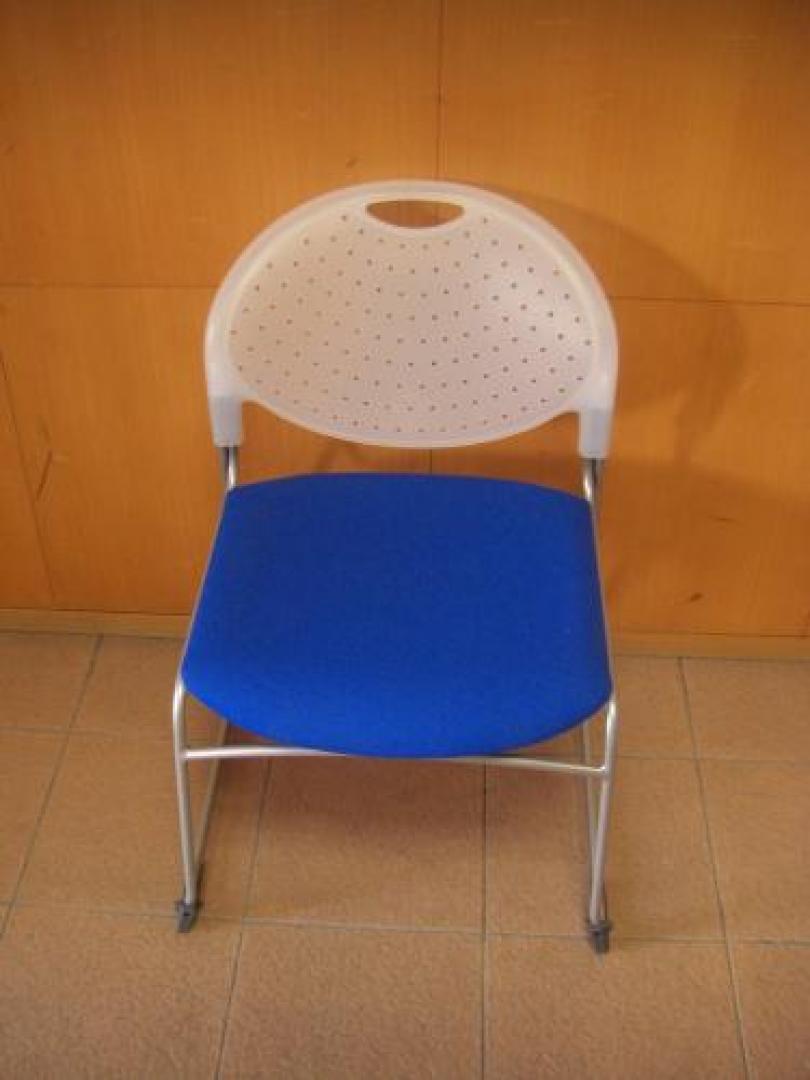 【新古品】　1脚のみ！イトーキ製スタッキングチェア！！背中が樹脂でお手入れ楽楽!!【会議チェア】
                                    新古品
            