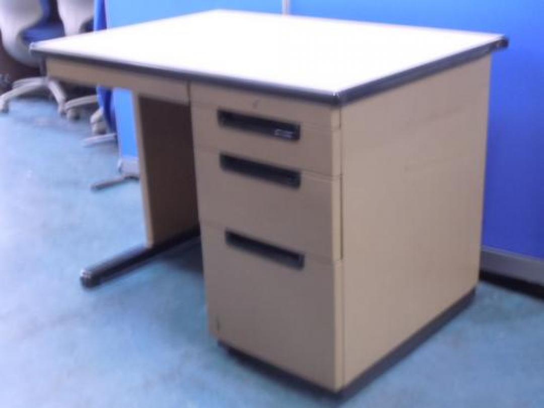 オカムラ製　DBシリーズ　片袖机　ブラウン色　■端カバー欠けがあるので御奉仕価格にてご提供いたします（使用には問題御座いません）
                                    中古
            