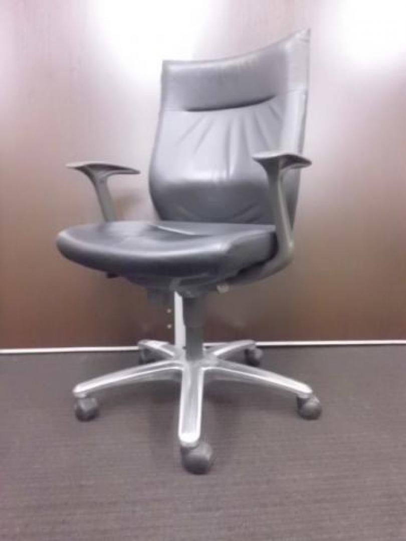 【￥１５.０００　高級チェアシリーズ】オカムラ製CXスプレージチェアブラックフェイクレザー固定肘EXタイプ　■　型番：CX67ZXP676　【高級チェア】【OAチェア】
                                    中古
            