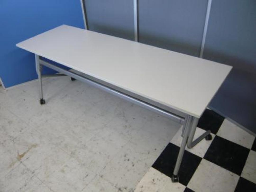 ７月一杯【￥８．４００→６．０００】■オカムラ製■サイドスタックテーブル■キャスター付きで移動もラクラク！
                                    中古
            