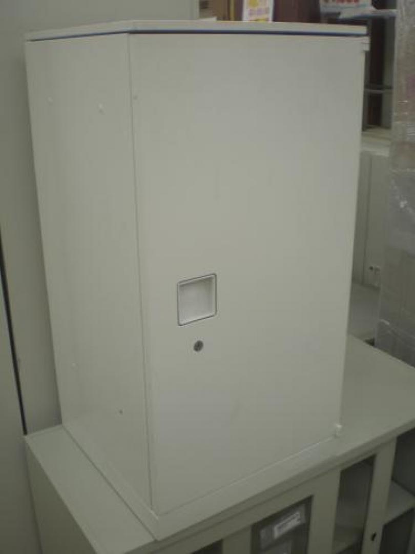 オカムラ製　片開書庫　ホワイト！入荷！！鍵付　天板付
                                    中古
            