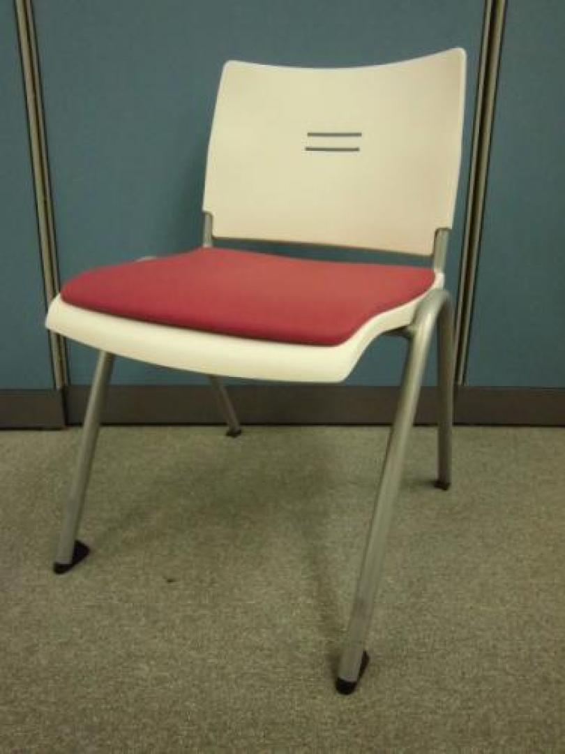 【お買い得！】スタッキングチェア　レッド/ホワイト【会議チェア】
                                    中古
            
