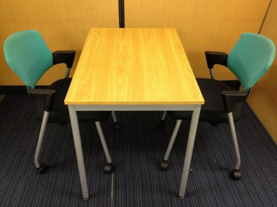 1/16入荷■ミーティングチェアとテーブルセット■２人用のコンパクトなミーティングスペースにぴったりです■【会議チェア】
                                    中古
            