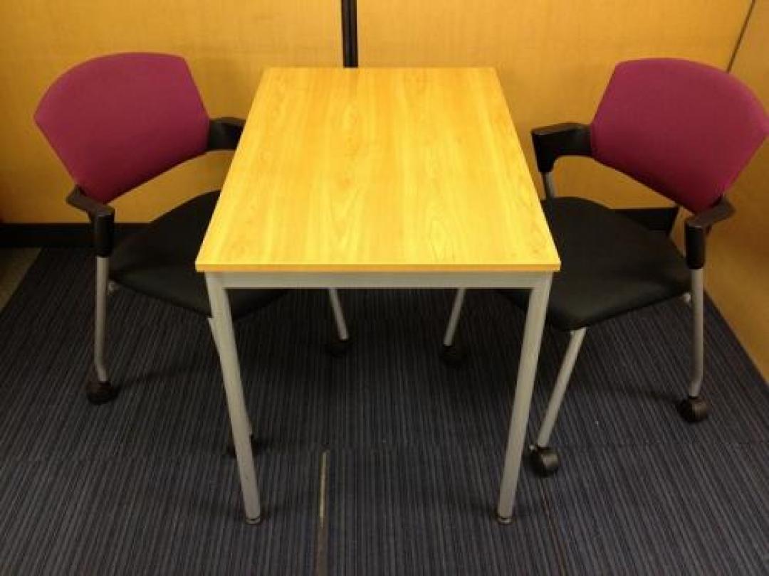 1/28在庫情報■ミーティングチェアとテーブルセット■２人用のコンパクトなミーティングスペースにぴったりです■【会議チェア】
                                    中古
            