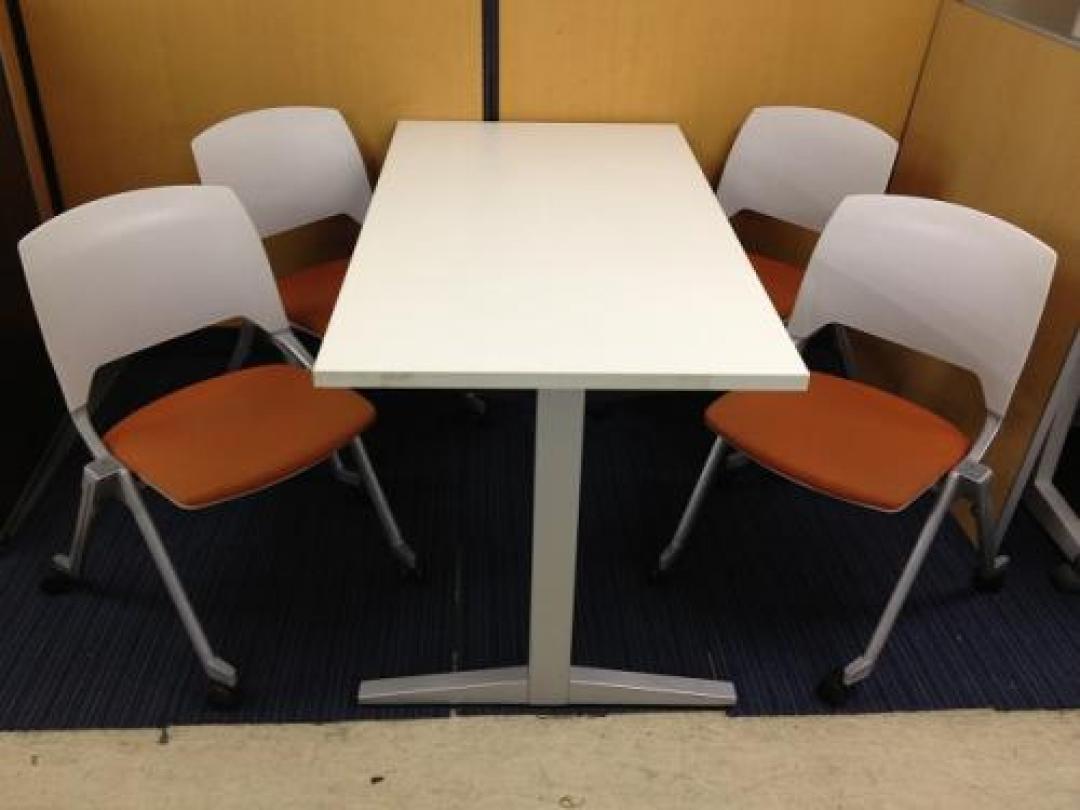1/28在庫情報■ミーティングチェアとテーブルのセット■４人掛け■ホワイトとオレンジのおしゃれなスペース■【セット商品】<br>【中央区・千代田区・港区へは送料無料!!】【会議チェア】
                                    中古
            