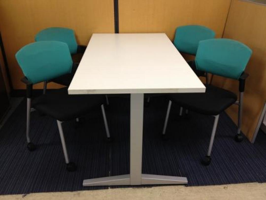 1/28在庫情報■お得ミーティングチェアとテーブルのセット■４人掛け■ホワイトとグリーンの色合■【セット商品】<br>【中央区・千代田区・港区へは送料無料!!】【会議チェア】
                                    中古
            