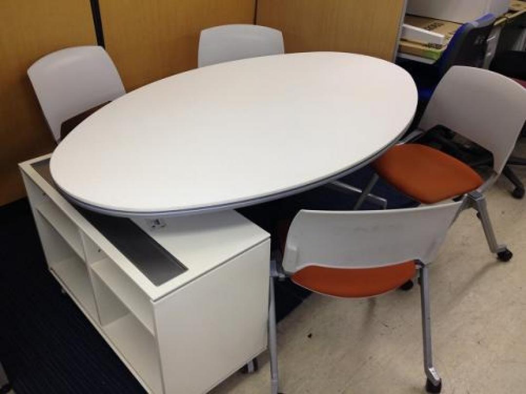 2/5在庫情報■お得！ミーティングチェア４脚とテーブルの【セット商品】■<br>■ホワイトとオレンジの色合いがスタイリッシュ■【会議チェア】
                                    中古
            