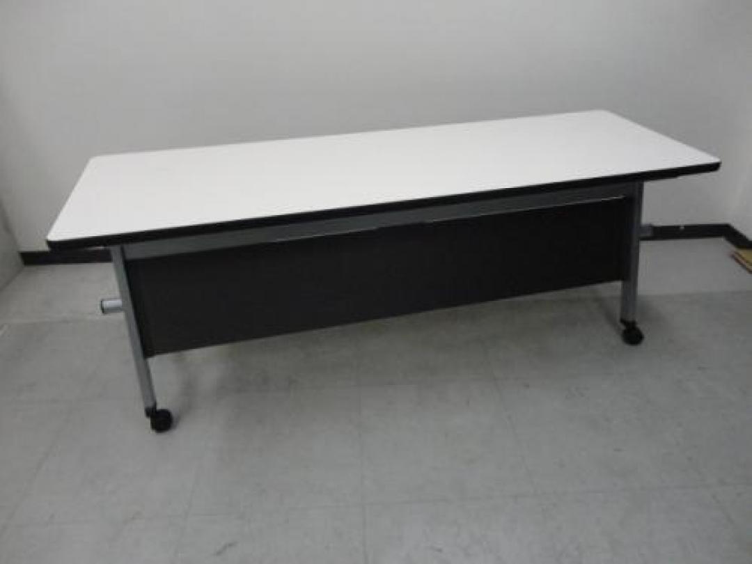 ホワイト天板　サイドスタックテーブル　1860　幕板付き
                                    中古
            