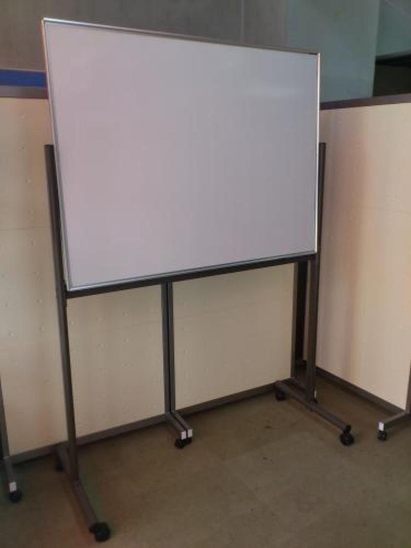 ■自立ホワイトボード　■Ｗ1200
                                    中古
            