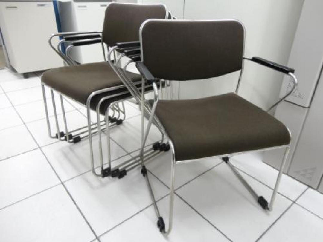 ■オカムラ製　肘付スタッキングチェア４脚セット【セット商品】【会議チェア】
                                    中古
            