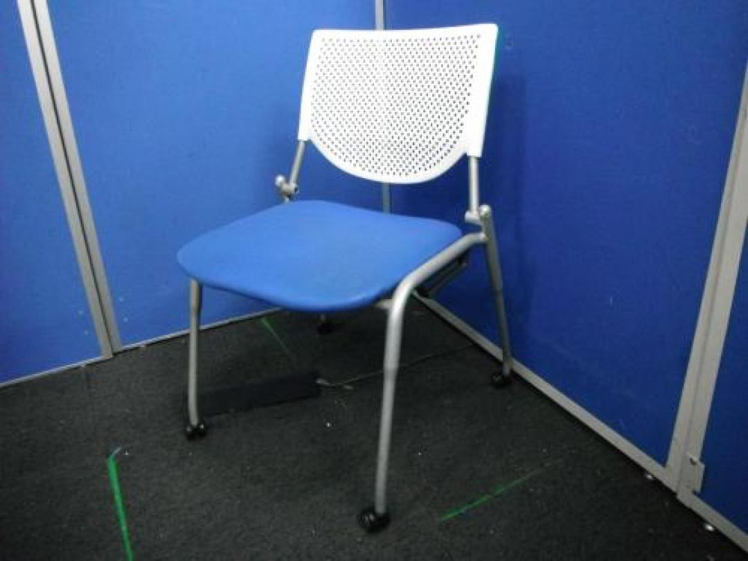 ■状態良好■オカムラ製スタッキングチェアが入荷。人気のブルー＆ホワイト色。ミーティングなどにいかがでしょう。【会議チェア】
                                    中古
            