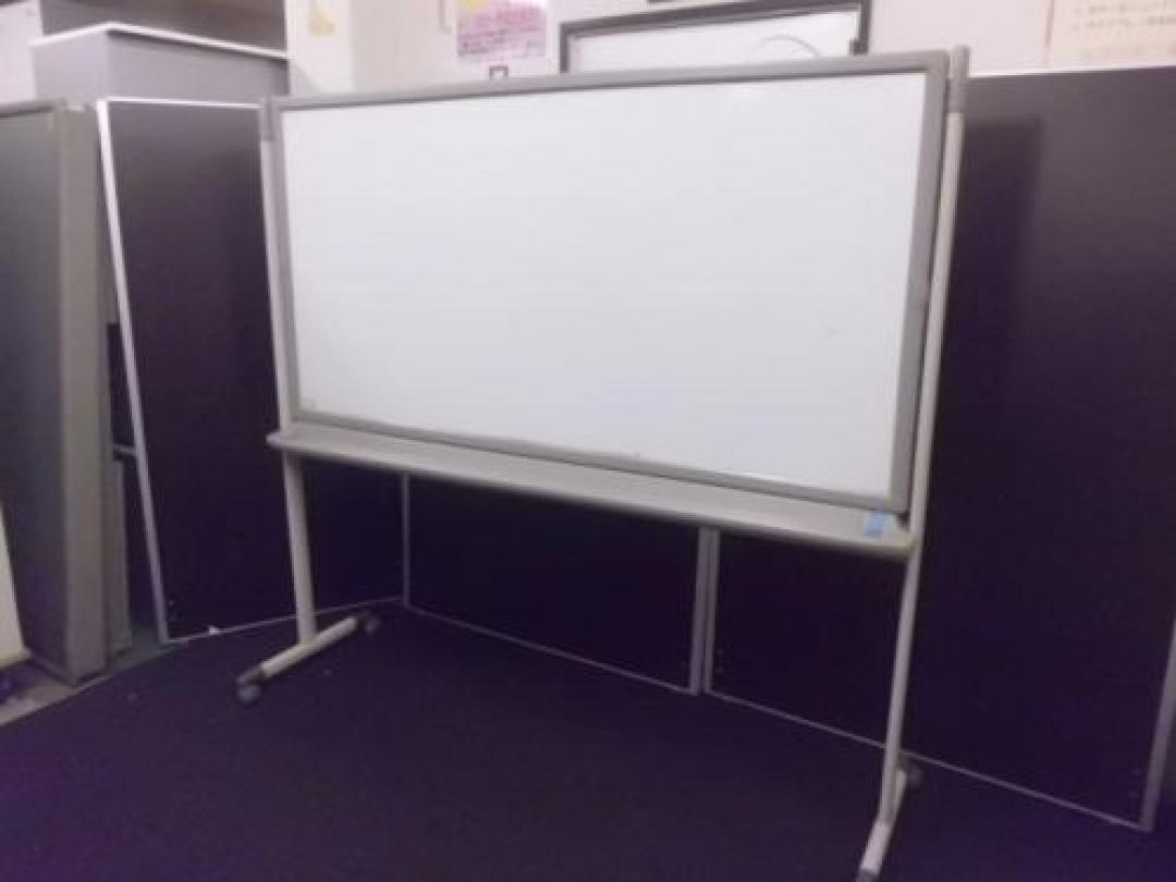 【￥１５.７５０　残り１点特価シリーズ】　オカムラ製　脚付き両面ホワイトボード　■　状態良好
                                    中古
            