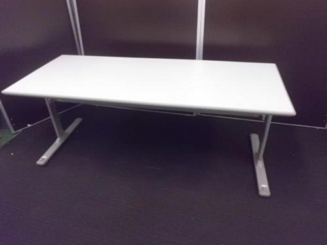 【￥１０.５００　揃いの在庫シリーズ】　オカムラ製　Ｄ７５０ｍｍスタックテーブル　■　会議用のテーブルとしてもオススメ　■　状態良好
                                    中古
            