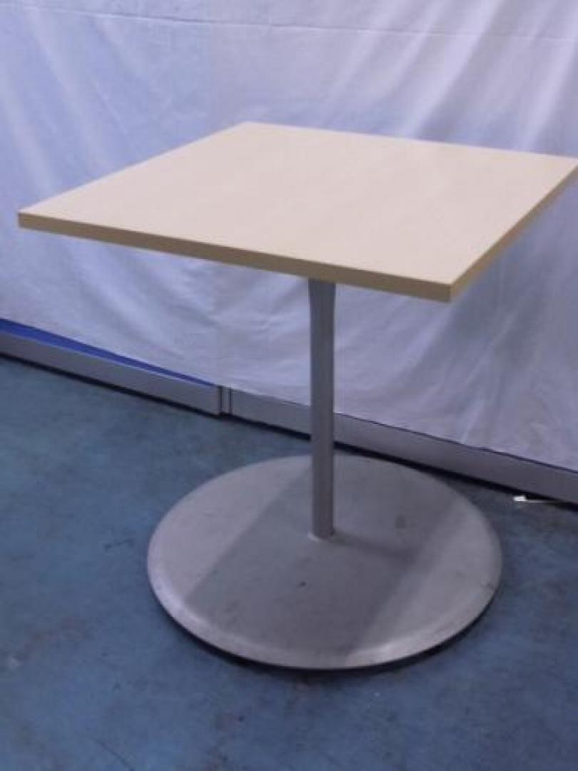 【３台入荷！】okamura製　アルトカフェシリーズ　ミーティングテーブル　角テーブル　■幅650×650mm ■MS326Y
                                    中古
            
