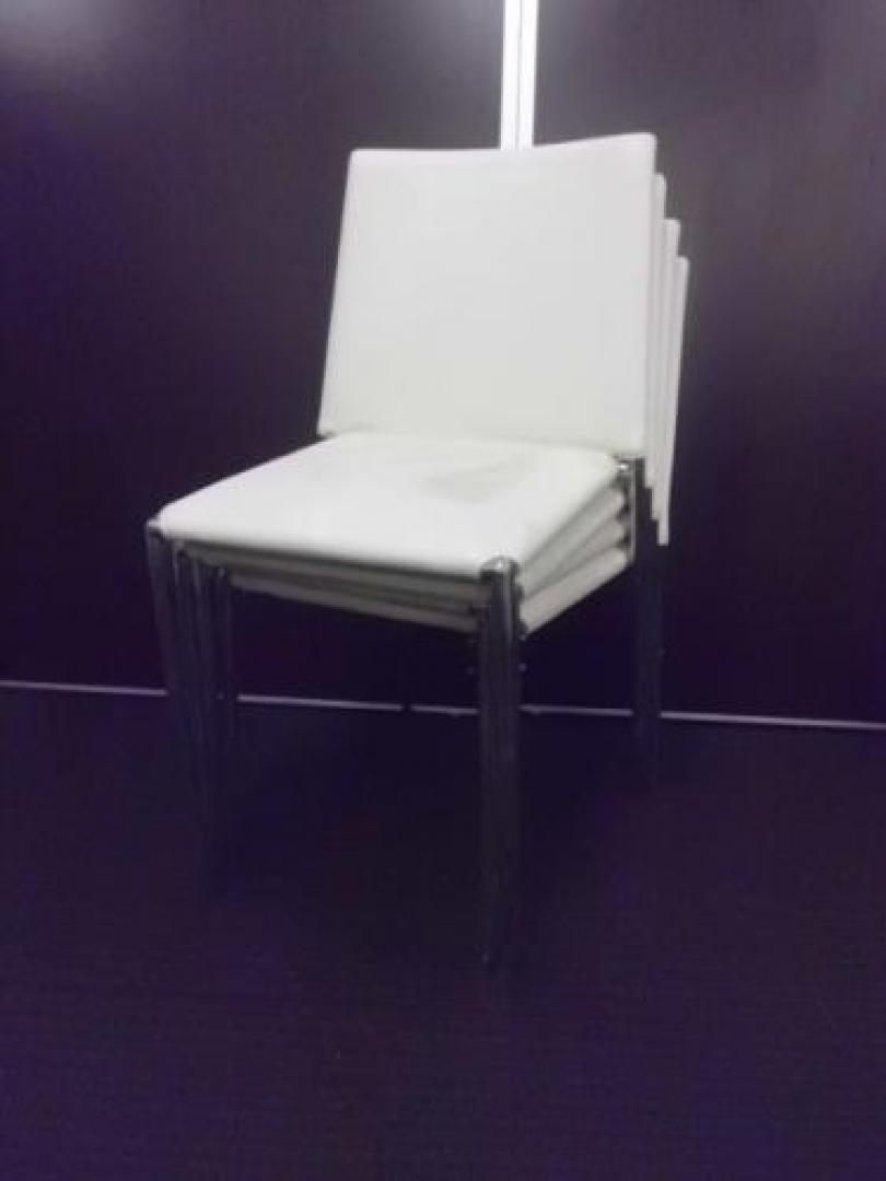 【￥３.６７５　４点セット商品シリーズ】　フェイクレザーチェア×４脚セット　■　キズ、破れ有りの為オツトメ品
                                    中古
            