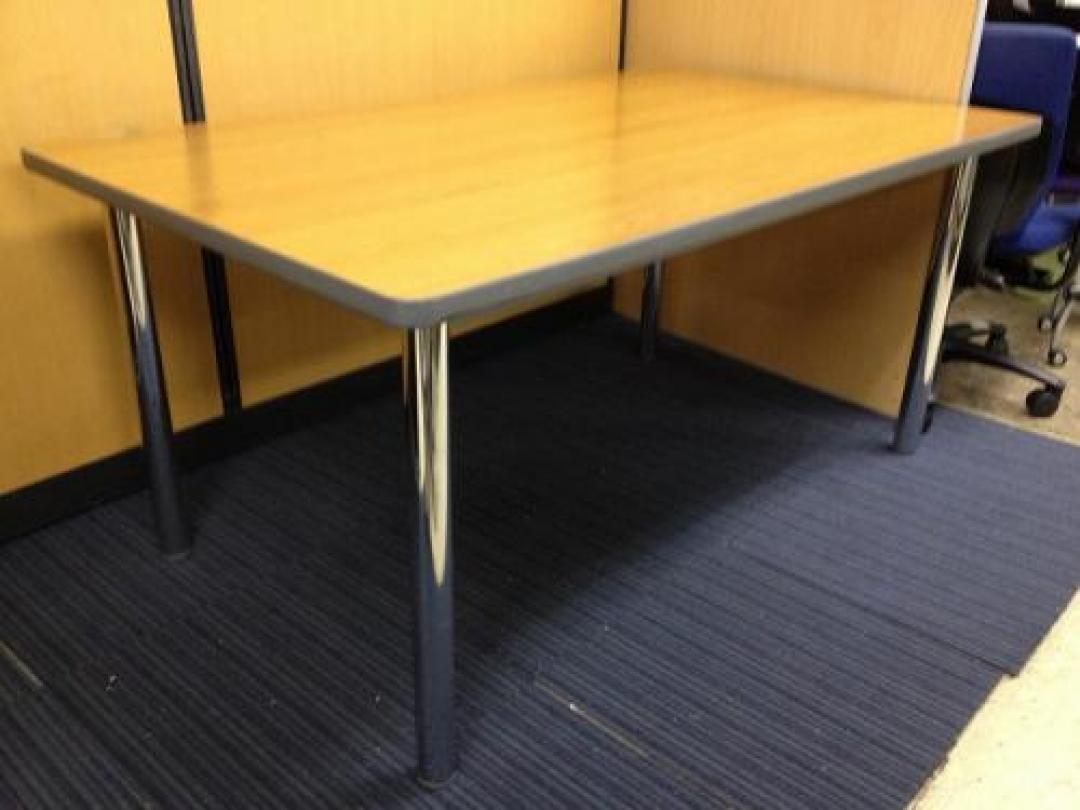 1/23入荷■奥行き900mmのテーブルです■綺麗な木目で4本脚なので椅子も下に入れやすいです■<br>【中央区・千代田区・港区へは送料無料!!】
                                    中古
            