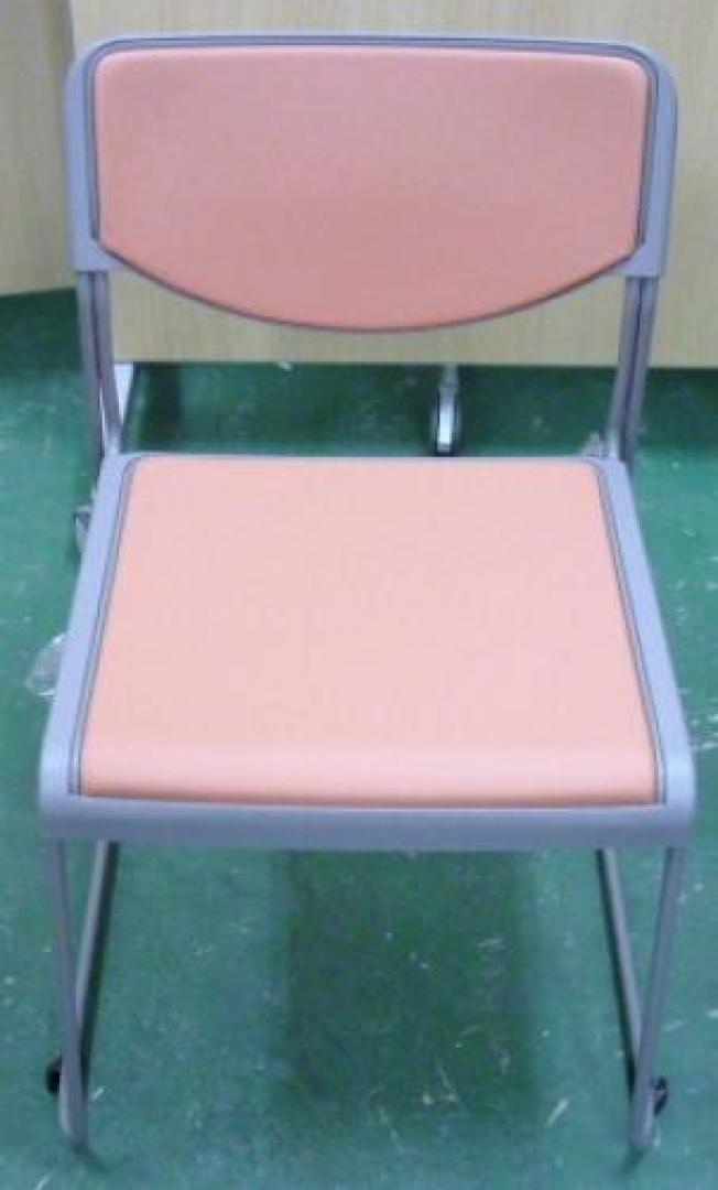 【イトーキ製】スタッキングチェア　新古品入荷しました!!　ブラウン【会議チェア】
                                    新古品
            