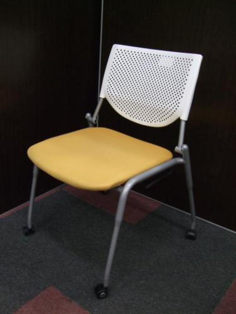 【ロット】　☆大量入荷　在庫数50脚以上　☆【￥3990-】【4脚のみ入荷】■okamuraプロスタックチェア■【会議チェア】
                                    中古
            