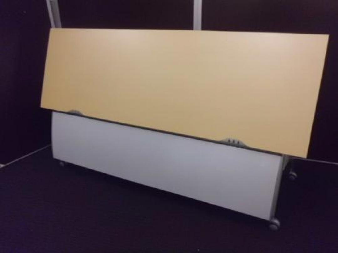 【激震！！在庫処分品緊急値下げ　￥１２.６００→￥７.３５０　揃いの在庫シリーズ】イトーキ製　幕板付スタックテーブル　■　人気のナチュラル天板
                                    中古
            