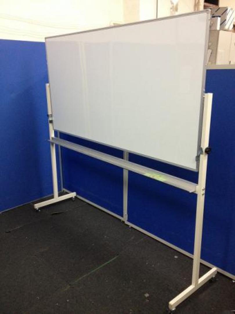 【会議、打ち合わせの必需品】無地両面ホワイトボード　キャスター付
                                    中古
            