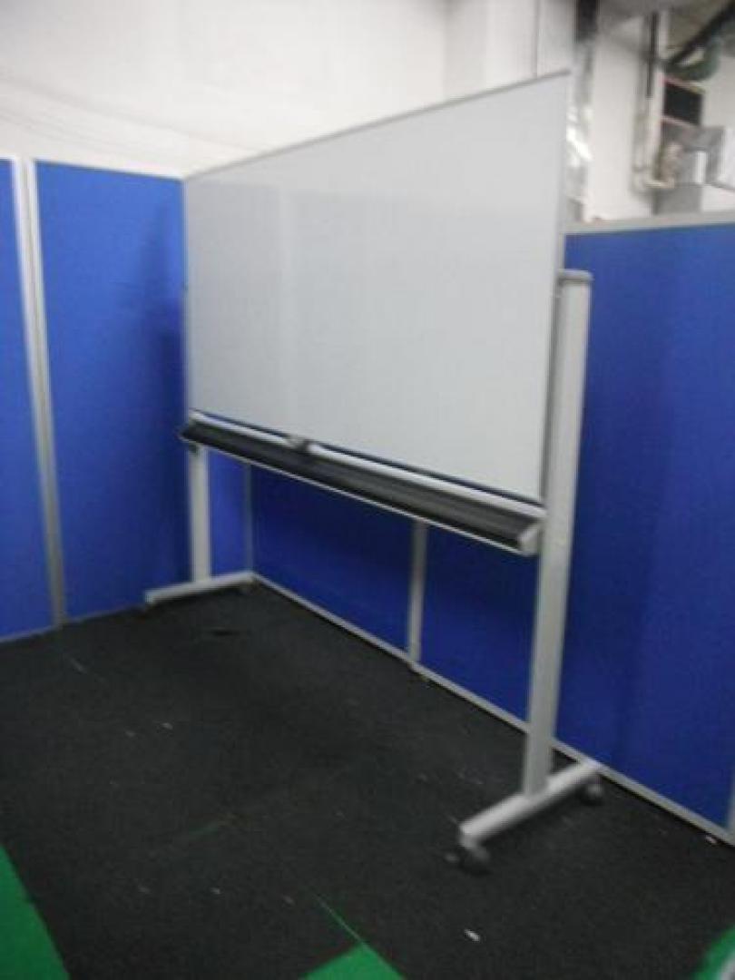 【受け皿にカバーが付いたハイグレード品　両面ホワイトボード】
                                    中古
            