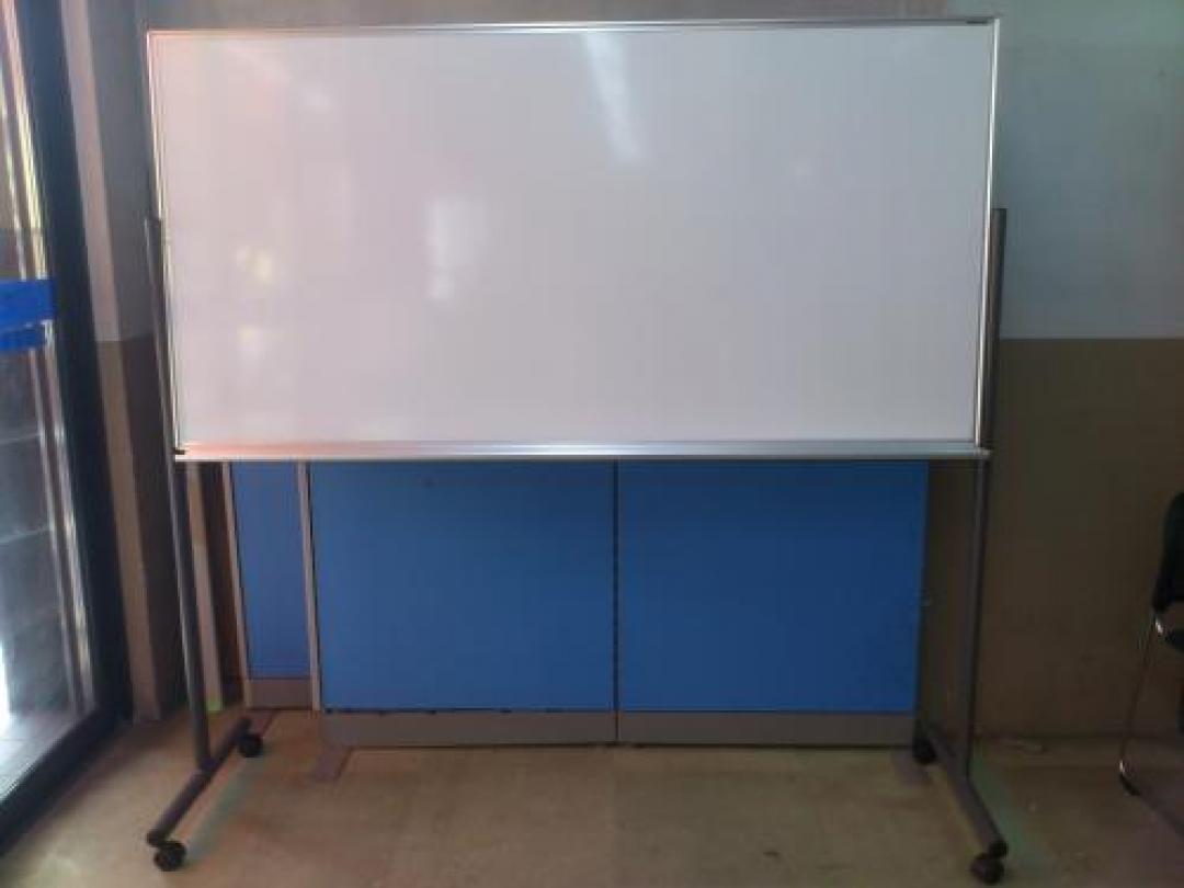 ■自立式ホワイトボード　■移動もラクラク
                                    中古
            