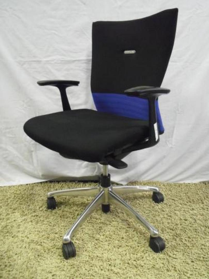 okamura製　feego フィーゴチェア　■肘付オフィスチェア　■シームレスタイプ■ブラック×ブルー■業社クリーニング済み！【高級チェア】【OAチェア】
                                    中古
            
