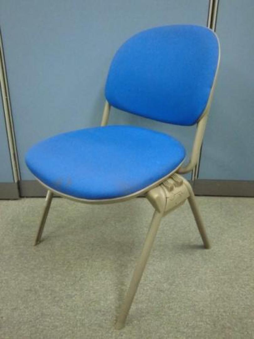 【状態◎　クッション性◎】オカムラ製　スタッキングチェア　■鮮やかなブルー【会議チェア】
                                    中古
            