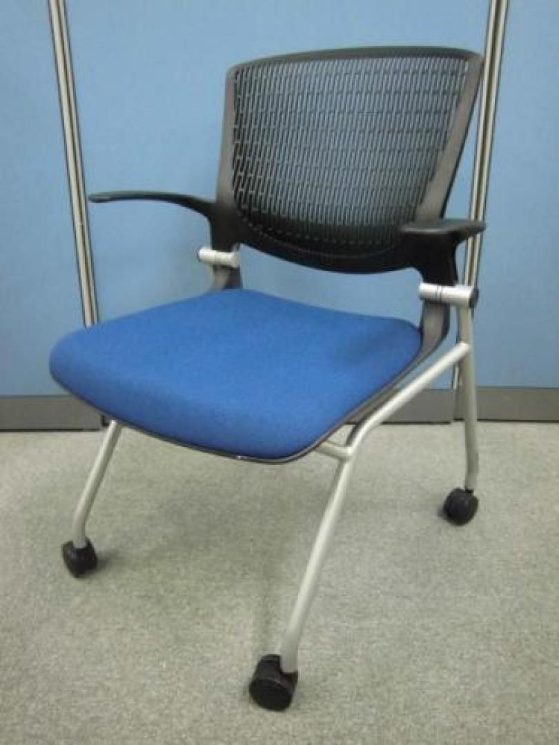 【新品買ったらもったいない！】オカムラ製　グラータチェア　■ネスティングタイプ　/　肘付き【会議チェア】
                                    中古
            
