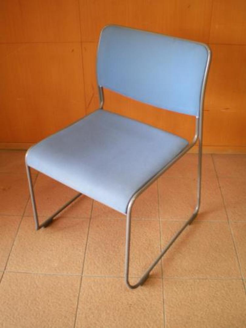 内田洋行製　スタッキングチェアー　ブルー　大阪で中古家具のことなら　オフィスバスターズまで！【ロット】【会議チェア】
                                    中古
            