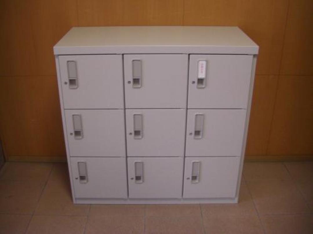 【新古品】イトーキ　製９人用シューズボックス！鍵付！高さ低目がポイントです！
                                    新古品
            