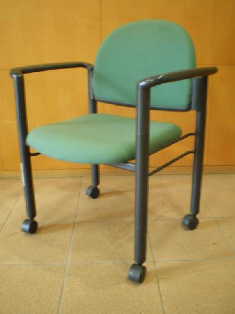 １脚限定　ミーティングチェアー　肘付　キャスター付き　お持ちかえり価格！【会議チェア】
                                    中古
            