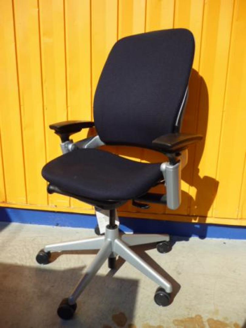 ◇スチールケース　リープチェア◇【OAチェア】
                                    中古
            