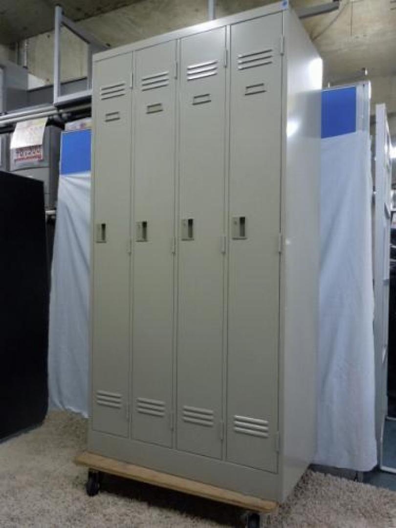 【2台入荷！】イトーキ製　4人用ロッカー　■幅900mm ■鍵付きで安心♪
                                    中古
            