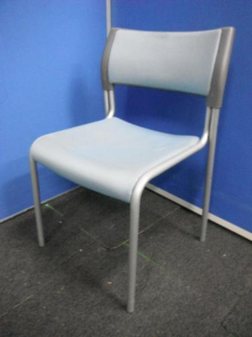 スタッキングチェアが入荷。会議や商談などにいかがでしょう。【会議チェア】
                                    中古
            