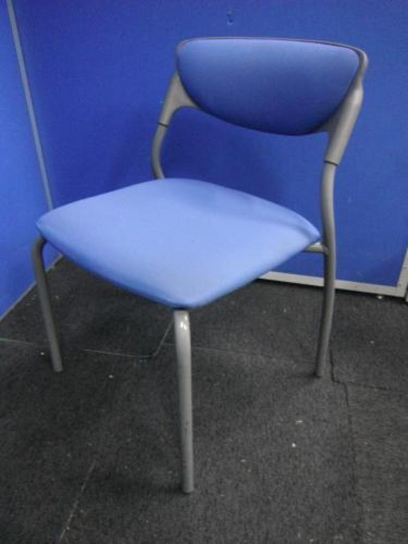 スタッキングチェア（積み重ね可能）が入荷。明るいブルー色が人気。【会議チェア】
                                    中古
            