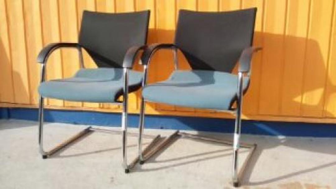 ウィルクハーン　肘付きミーティングチェア2脚セット　【おつとめ品】【会議チェア】
                                    中古
            