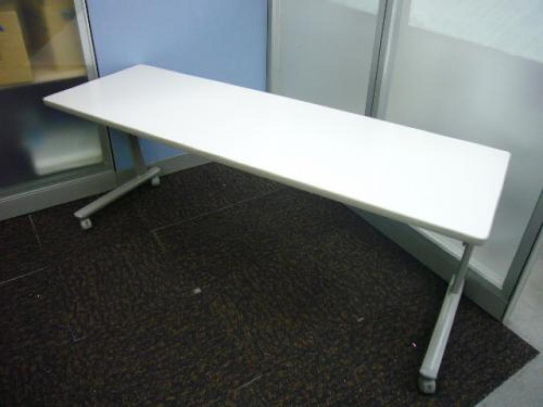 okamura製 サイドスタックテーブル 幕板付きの良好品です♪2台入荷いたしました！
                                    中古
            