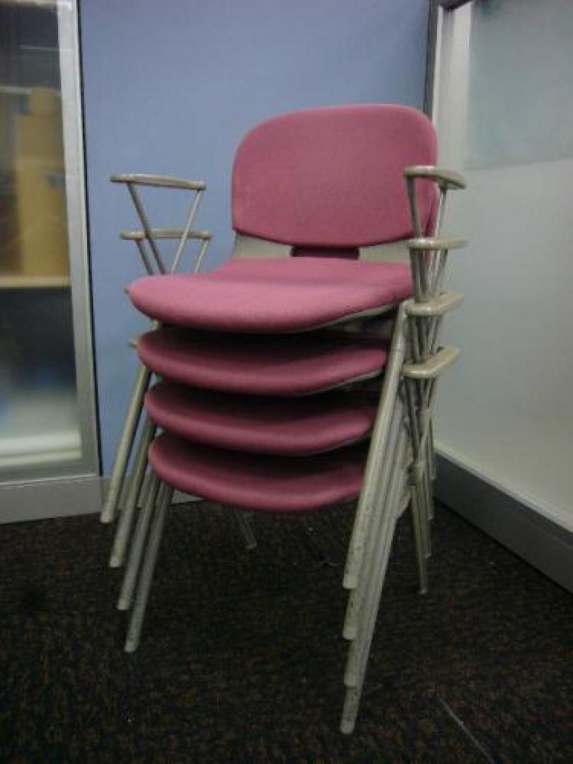 【ロット】☆スタッキングチェア4脚セット☆　内田洋行製　コアシリーズ　カラー：レッド　ミーティングチェアの肘付きタイプは、中古でも希少品です!!【会議チェア】
                                    中古
            